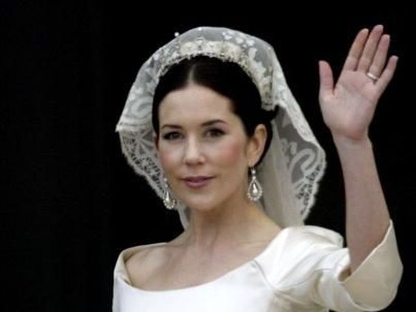 Perbandingan Gaun Meghan Markle dan Putri Denmark, Mirip?
