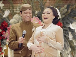 Baru Jadi Ibu, Vicky Shu Les Memandikan Bayi