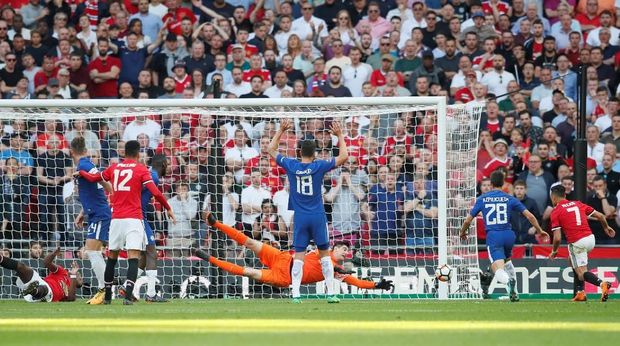 Gol Alexis Sanchez dianulir karena lebih dulu dalam posisi offside.