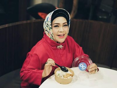 Enerjik Saat Makan Duren dan Panen Mangga, Ini Gaya Kuliner Hetty Koes Endang