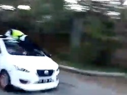 Video Polisi Nyangkut di Atap Mobil Usai Ditabrak