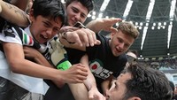 Tangisan sudah pecah sebelum si kiper betul-betul memberikan salam perpisahan usai pertandingan. (Foto: Twitter)