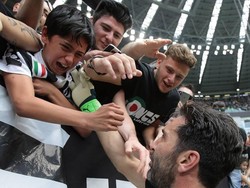 Tangisan sudah pecah sebelum si kiper betul-betul memberikan salam perpisahan usai pertandingan. (Foto: Twitter)