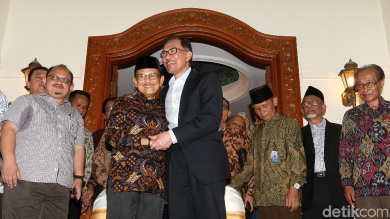 Berduka, Anwar Ibrahim Kenang Jasa BJ Habibie Menjaganya Usai Keluar Penjara