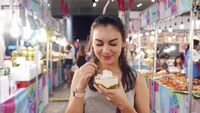 Yuk, Lihat Manisnya Irish Bella Saat Makan Kebab dan Menyesap Secangkir Kopi