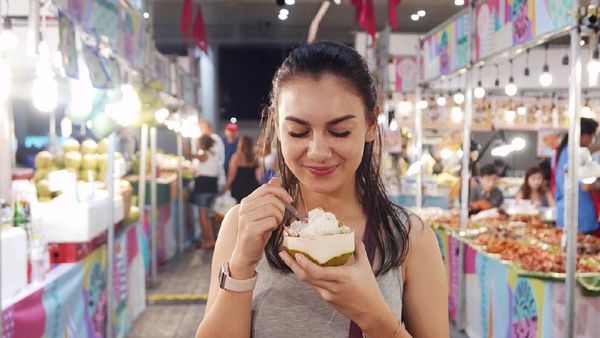 Yuk, Lihat Manisnya Irish Bella Saat Makan Kebab dan Menyesap Secangkir Kopi