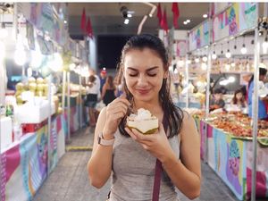Yuk, Lihat Manisnya Irish Bella Saat Makan Kebab dan Menyesap Secangkir Kopi