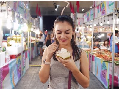 Yuk, Lihat Manisnya Irish Bella Saat Makan Kebab dan Menyesap Secangkir Kopi