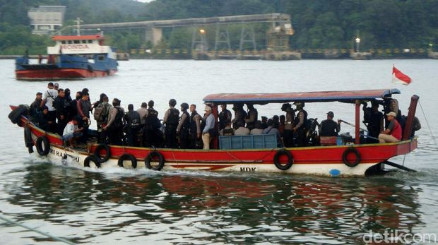 Sebanyak 58 napiter (napi terorisme) dari tiga lapas yang ada di Pulau Nusakambangan, Cilacap, dipindahkan. Belum diketahui kemana pemindahan para Napiter tersebut dilakukan.
