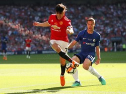 Sanchez harus menghadapi tembok tebal di lini pertahanan Chelsea yang digawangi Cesar Azpilicueta. (David Klein/Reuters)
