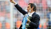 Antonio Conte mempersembahkan trofi kedua untuk Chelsea. Di musim pertamanya, manajer asal Italia itu membawa Chelsea juara Premier League. Foto: David Klein/Reuters
