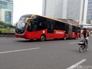 Petugas TransJ Dipukul Pengendara Mobil Masuk Busway Petugas TransJ Dipukul Pengendara Mobil Masuk Busway