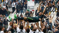 Para pemain Juventus mengangkat Buffon ke udara sebagai bentuk penghormatan. (Foto: Stefano Rellandini/Reuters)