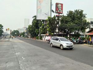 Kondisi Lalin di Mampang Prapatan Usai Beton Separator Dibongkar Kondisi Lalin di Mampang Prapatan Usai Beton Separator Dibongkar