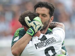 Buffon, yang turun sebagai starter ditarik keluar pada menit ke-63. Dia memeluk hampir seluruh pemain di lapangan sebelum keluar lapangan. (Foto: Emilio Andreoli/Getty Images)