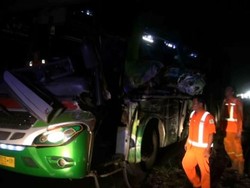 Brak..! Bus Restu Hajar Ekor Trailer di Tol Sidoarjo, 1 Tewas
