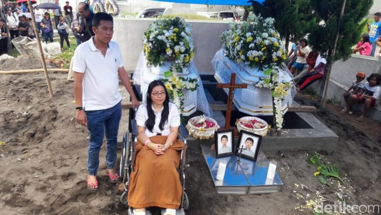 Tegarnya Orang Tua di Pusara Terakhir Evan dan Nathan Tegarnya Orang Tua di Pusara Terakhir Evan dan Nathan