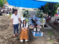 Tegarnya Orang Tua di Pusara Terakhir Evan dan Nathan