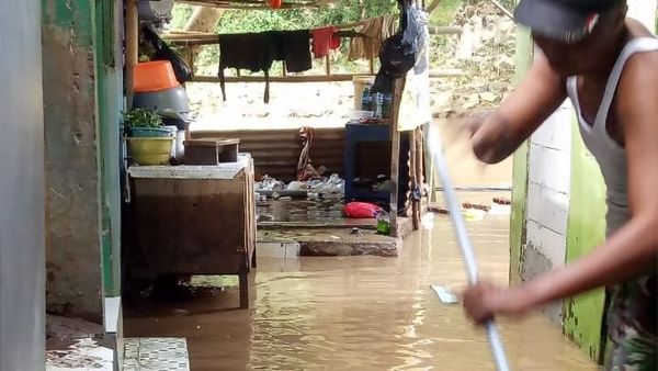 Foto: Banjir di Kampung Melayu yang Mulai Surut