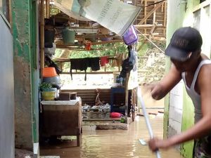 Foto: Banjir di Kampung Melayu yang Mulai Surut