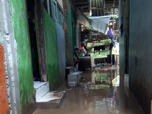 Sempat Capai 50 Cm, Banjir di Kampung Melayu Mulai Surut Sempat Capai 50 Cm, Banjir di Kampung Melayu Mulai Surut