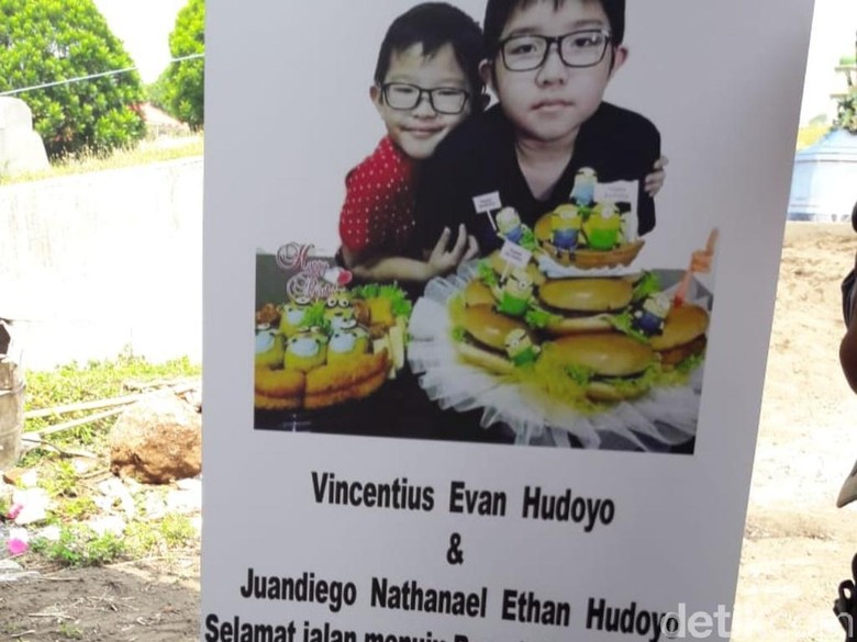 Air Mata Menetes Saat Jenazah Korban Bom Evan-Nathan Dimakamkan
