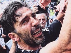 Buffon, yang dijuluki Superman karena kerap menggunakan kaus dalaman berlogo Superman di masa muda saat bermain, larut dalam suasana yang emosional. (Foto: Instagram @delamanoconelfutbol__)