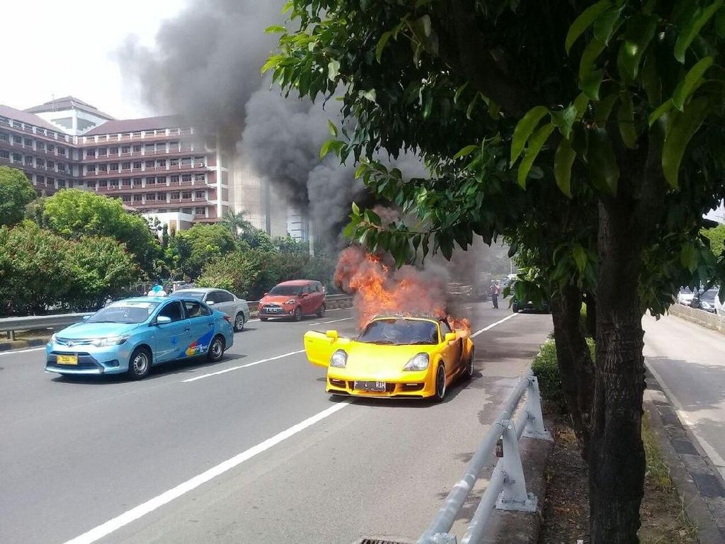 Mobil Sport Terbakar di KM 12 Tol Slipi Arah Grogol Mobil Sport Terbakar di KM 12 Tol Slipi Arah Grogol