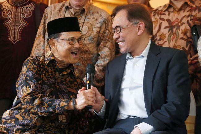 Potret Habibie Bersama Para Tokoh Dunia Potret Habibie Bersama Para Tokoh Dunia