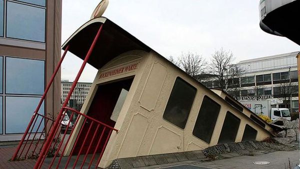 Mirip Pesawat Luar Angkasa hingga Kuil, Bangunan Ini Aslinya Stasiun (Bagian 1)