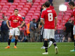 Apes bener nasib Sanchez. Pindah ke MU dengan harapan ingin meraih trofi tapi malah berujung nirgelar. (David Klein/Reuters)