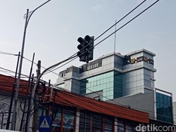 Beton Separator Mampang Dibuka, Traffic Light Tak Berfungsi