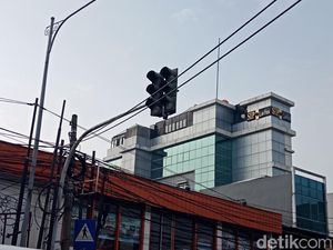 Beton Separator Mampang Dibuka, Traffic Light Tak Berfungsi Beton Separator Mampang Dibuka, Traffic Light Tak Berfungsi