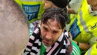 Buffon pergi mengitari lapangan di saat pertandingan masih terus berjalan. Tangisan Buffon pecah dalam momen itu. (Foto: Twitter)