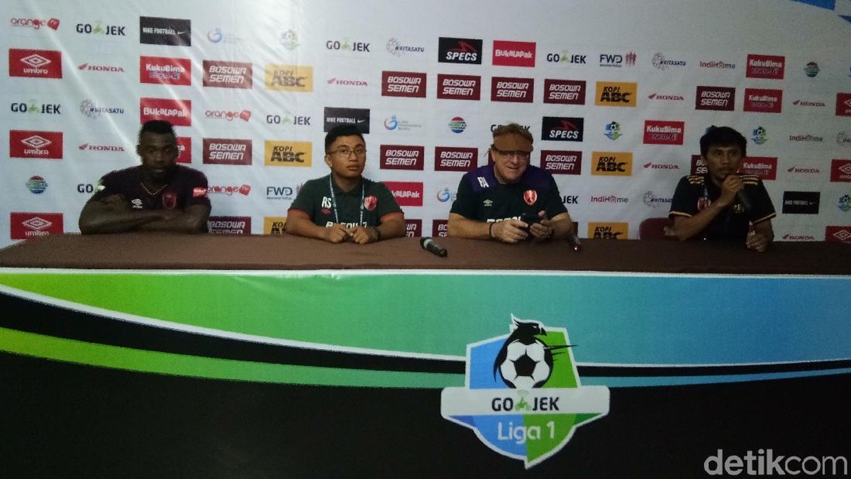 Pelatih PSM Makassar Robert Rene Alberts memuji Guy Junior yang mencetak gol kemenangan (Foto: Reinhard Soplantila)