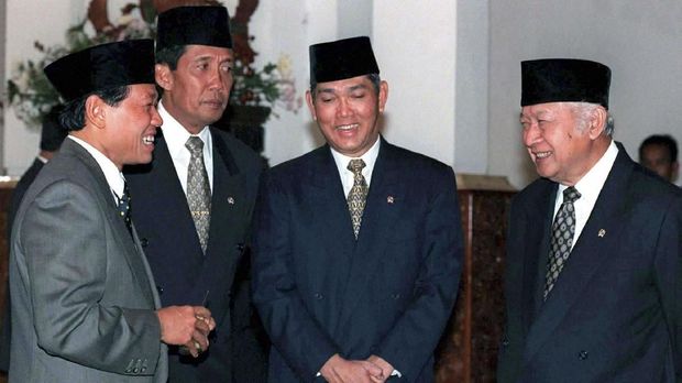 Harmoko (kiri) yang pernah menjadi Menteri Penerangan adalah salah satu tangan kanan Soeharto