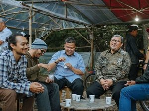 Gaya Ngopi Ustaz Hanan Attaki hingga Chef Arnold Poernomo yang Menyita Perhatian Gaya Ngopi Ustaz Hanan Attaki hingga Chef Arnold Poernomo yang Menyita Perhatian