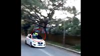 Foto: Momen Polantas Bergelantungan di Atap Mobil Oknum TNI