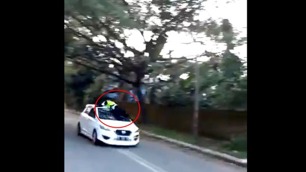 Foto: Momen Polantas Bergelantungan di Atap Mobil Oknum TNI
