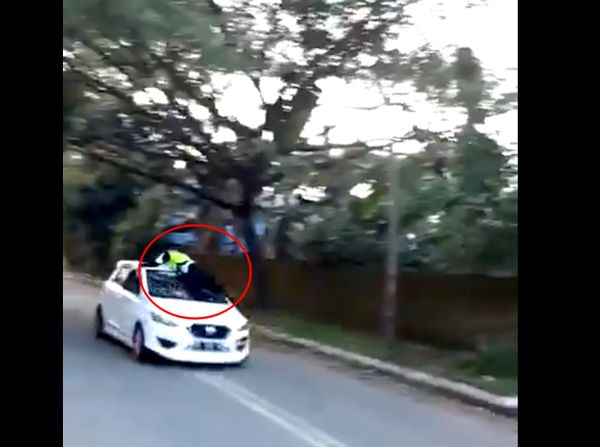 Foto: Momen Polantas Bergelantungan di Atap Mobil Oknum TNI