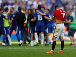Sanchez pun tertunduk lesu di akhir pertandingan melihat pesta juara Chelsea merayakan gelar Piala FA ke-8 mereka. (Lee Smith/REUTERS)