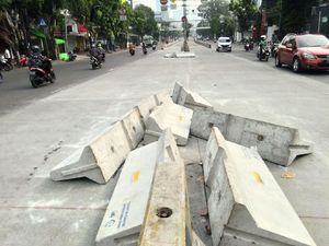 Separator Beton di Mampang Berantakan Menunggu Diangkut Dishub
