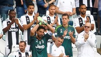 Buffon mendapat standing ovation dan membalas tepuk tangan seisi stadion dari bangku cadangan. (Foto: Stefano Rellandini/Reuters)