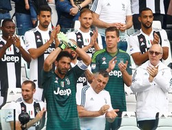 Buffon mendapat standing ovation dan membalas tepuk tangan seisi stadion dari bangku cadangan. (Foto: Stefano Rellandini/Reuters)