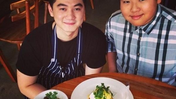 Bikin Gagal Fokus, 10 Pose Chef Arnold Poernomo Saat Sedang Masak hingga Makan Es Krim