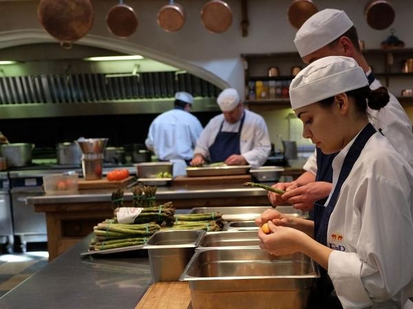 Ini Kesibukan Dapur Kerajaan di Windsor Castle Saat Menyiapkan Makanan Royal Wedding