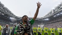 Selama mengitari lapangan, Buffon banyak dikalungi syal-syal oleh para fans. (Foto: Twitter @juventusfc)