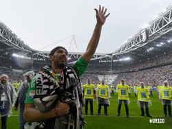 Selama mengitari lapangan, Buffon banyak dikalungi syal-syal oleh para fans. (Foto: Twitter @juventusfc)