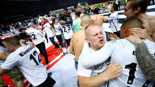 Pemain Frankfurt merayakan gelar juara Piala Jerman bersama suporter.
