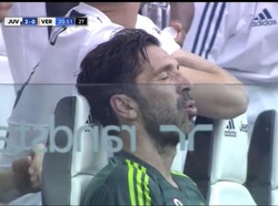 Kiper 40 tahun itupun tampak menahan emosinya dengan memejamkan mata sambil menghela napas. (Foto: Twitter)